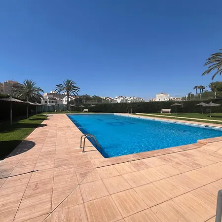 Bright 2-bedroom With Pool Access In