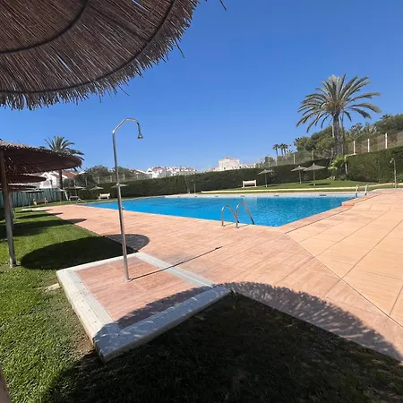 Bright 2-bedroom With Pool Access In 別荘