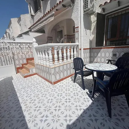 Bright 2-bedroom With Pool Access In Torrevieja