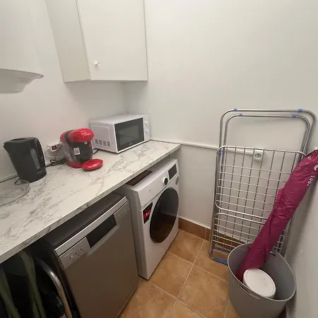 Hébergement de vacances Bright 2-bedroom With Pool Access In *