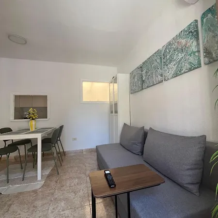 Bright 2-bedroom With Pool Access In Hébergement de vacances