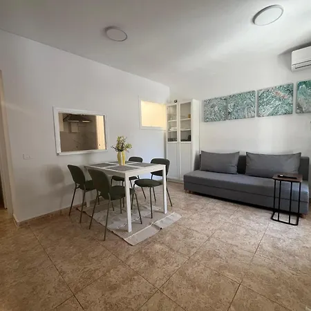 Bright 2-bedroom With Pool Access In Hébergement de vacances Torrevieja