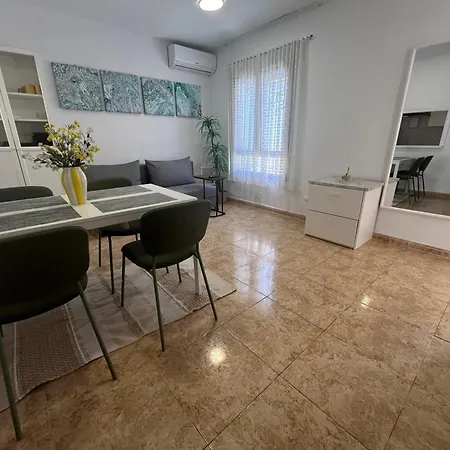 Bright 2-bedroom With Pool Access In Hébergement de vacances Torrevieja