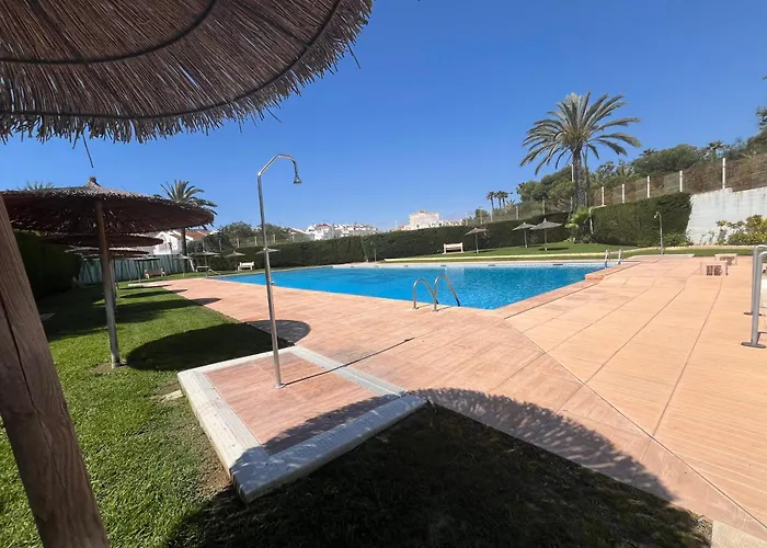Bright 2-bedroom With Pool Access In Сasa de vacaciones