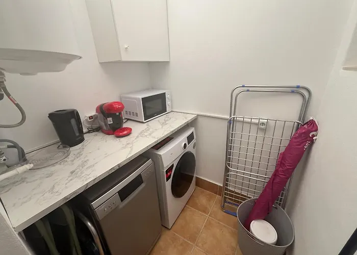 Сasa de vacaciones Bright 2-bedroom With Pool Access In *