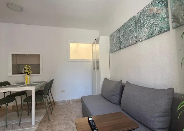 Bright 2-bedroom With Pool Access In Сasa de vacaciones