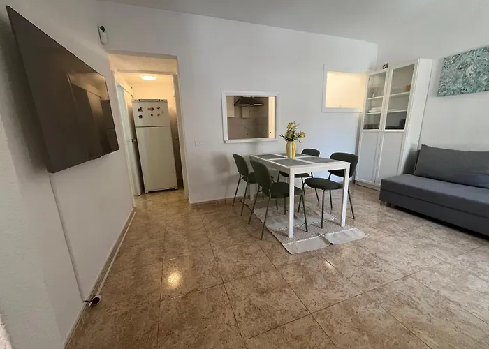 Сasa de vacaciones Bright 2-bedroom With Pool Access In