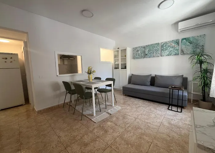 Bright 2-bedroom With Pool Access In Сasa de vacaciones Torrevieja