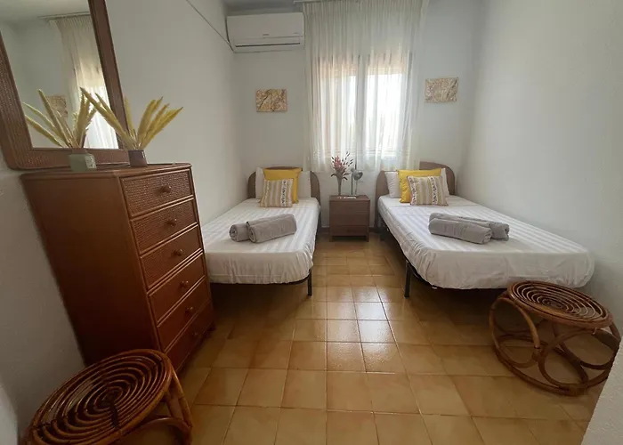 Сasa de vacaciones Bright 2-bedroom With Pool Access In Torrevieja