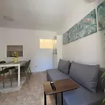 Bright 2-bedroom With Pool Access In Сasa de vacaciones